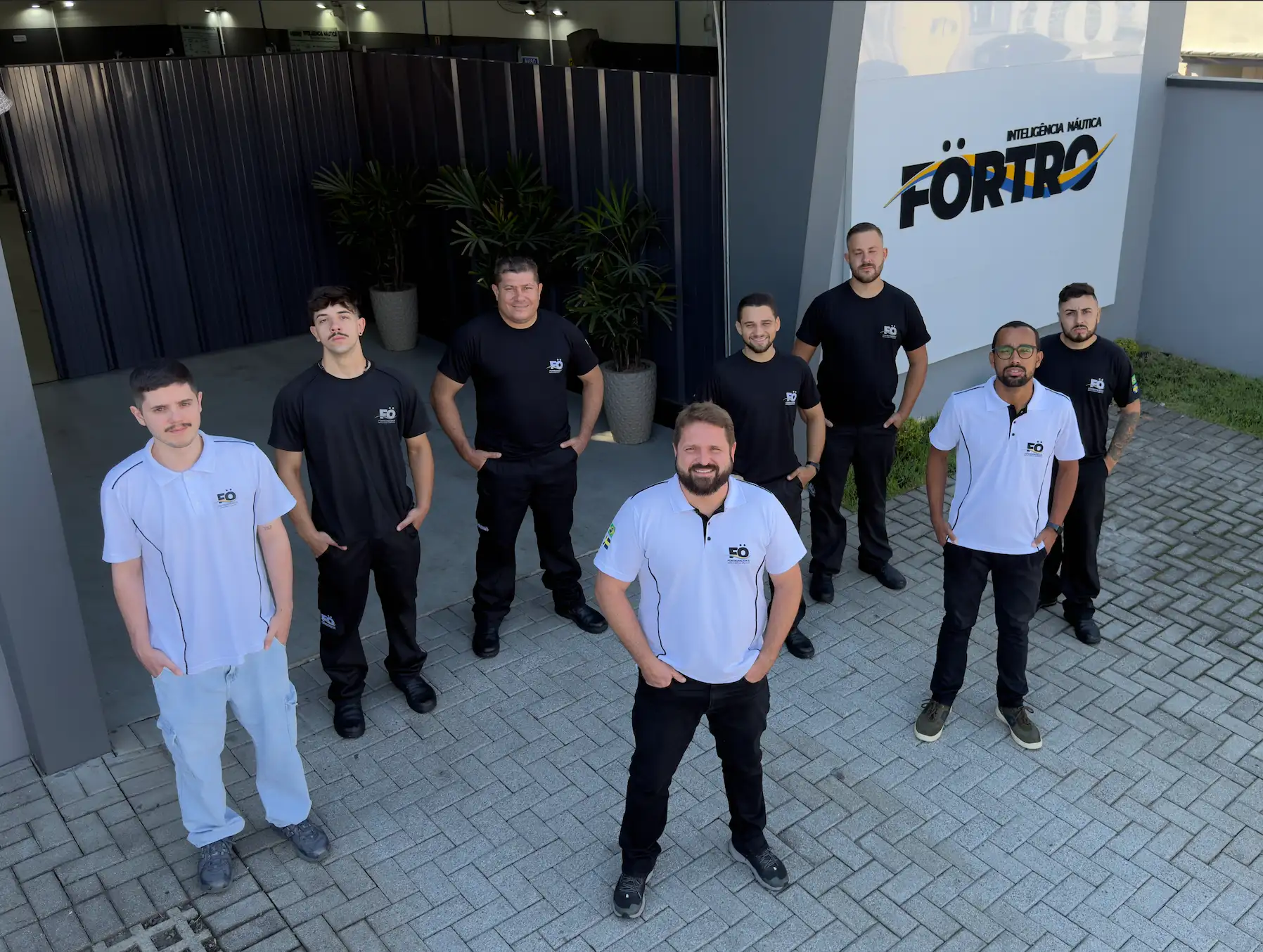 Equipe da Förtro Inteligência Náutica em frente à oficina em Itajaí/SC