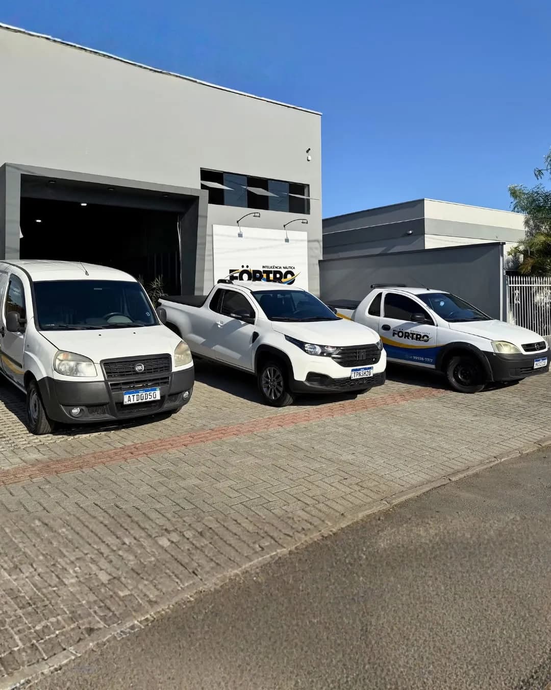 Fachada da Förtro em Itajaí com os veículos de atendimento da equipe