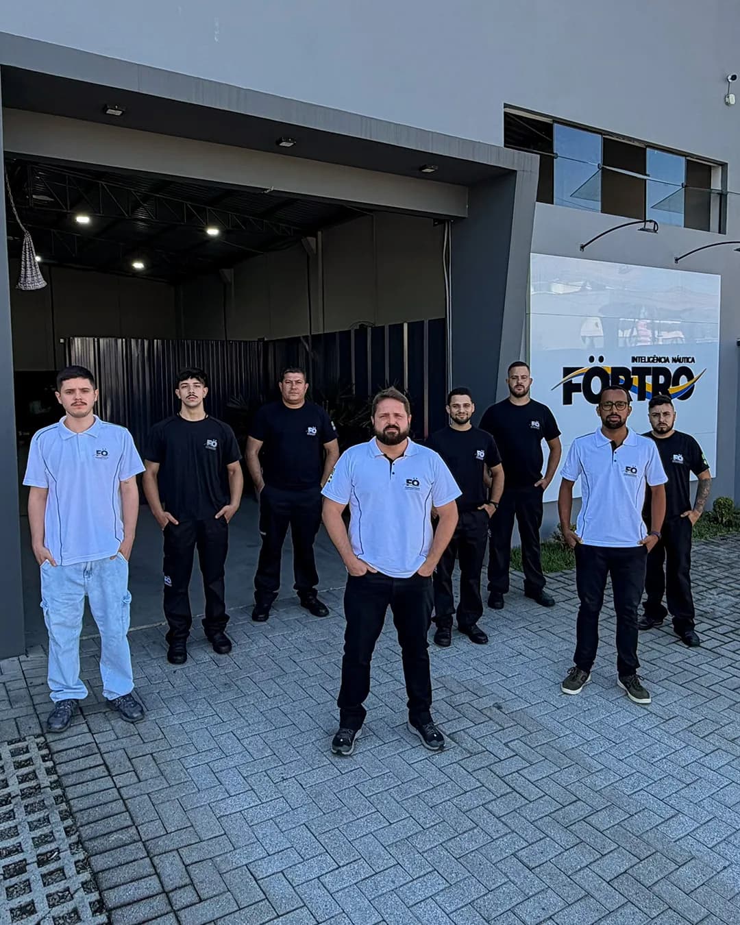 Equipe da Förtro Inteligência Náutica em frente à oficina em Itajaí/SC