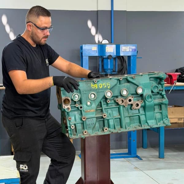 Técnico da Förtro realizando manutenção em um motor